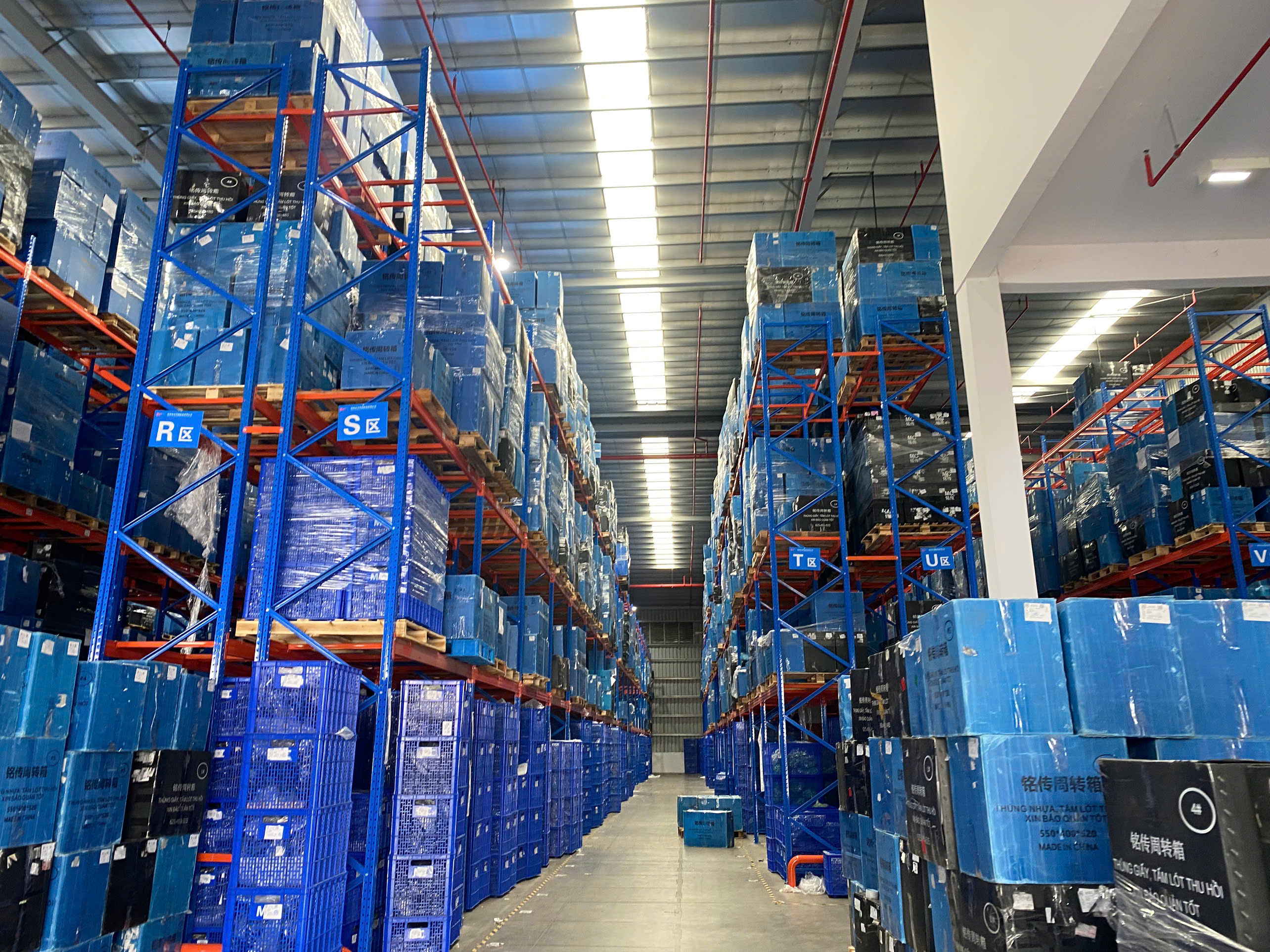 Spacious, clean, and modern finished goods warehouse interior.jpg